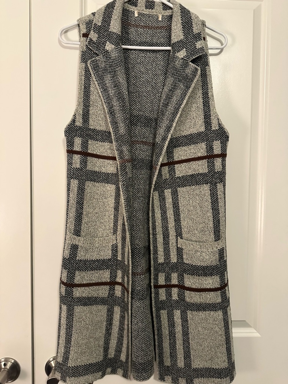 Sleeveless Open Front Plaid Knit Vest in Cream & Black